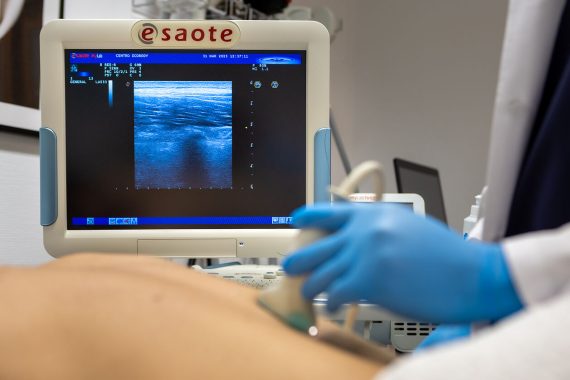 Ecografía musculoesquelética en unidad del dolor de Clínica Batean en Bilbao, diagnóstico guiado por imagen
