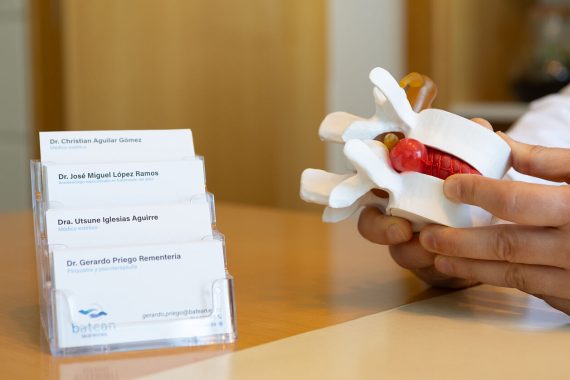 Consulta especializada en dolor con representación de patología discal