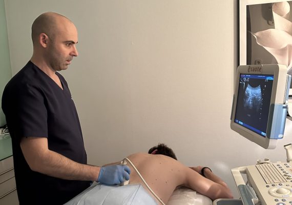 Infiltración guiada en consulta médica para tratamiento intervencionista del dolor