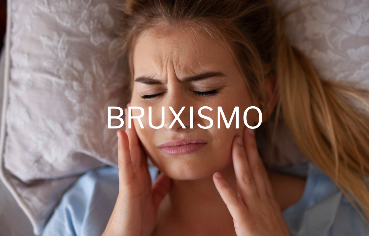 Mujer con dolor de mandíbula al despertar debido al bruxismo